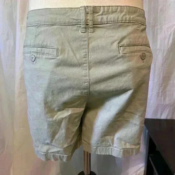 gloria vanderbilt shorts Size 12 Button Details. 6” Inseam. Light Green/khaki - Picture 5 of 8